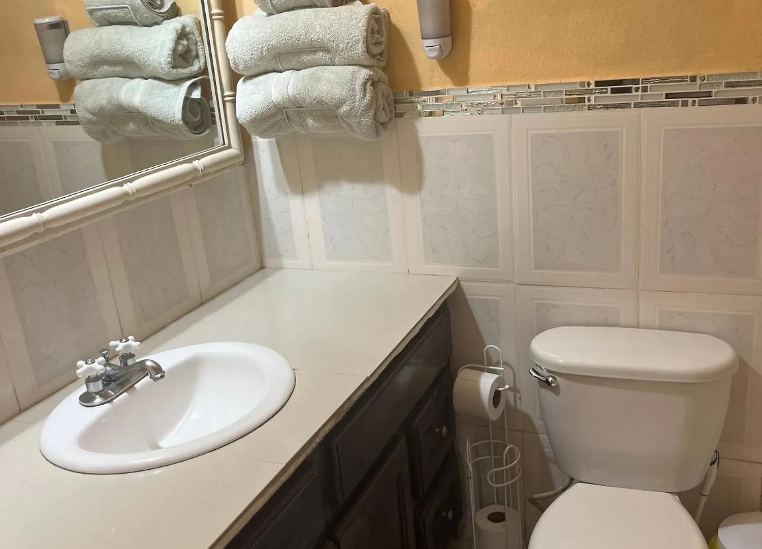 Mona Master Suite Kingston 0*,