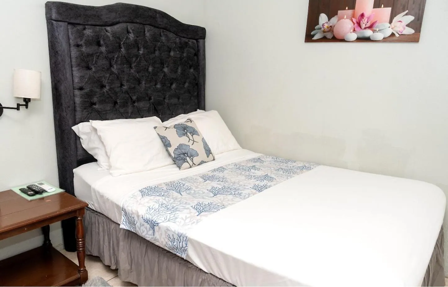 Mona Master Suite Kingston